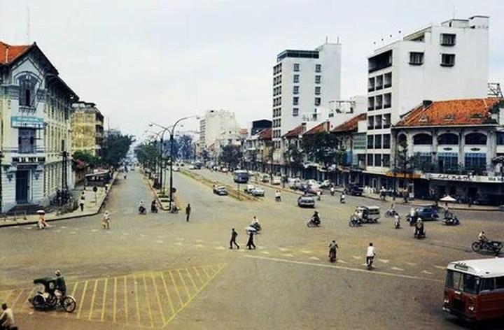 Hotspot Matrix: Biến Ai bảo mặc váy đen mùa hè là thành cơ hội marketing đột phá